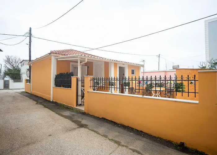Spacious 2 Bd Detached House In Kefalonia W Patio Дом отдыха Ликсури