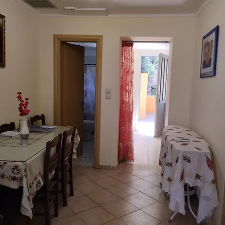 Holiday home μονοκατοικια ανεξαρτητη σε κεντρικο δρομο