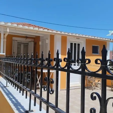 Spacious 2 Bd Detached House In Kefalonia W Patio Сasa de vacaciones Lixouri