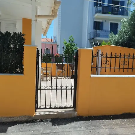 Spacious 2 Bd Detached House In Kefalonia W Patio Сasa de vacaciones *