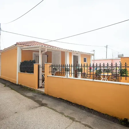 Spacious 2 Bd Detached House In Kefalonia W Patio Сasa de vacaciones Lixouri