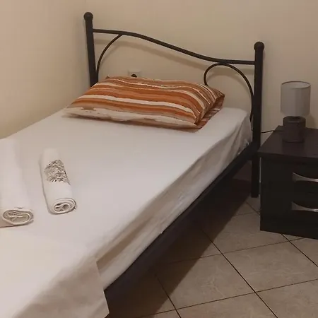 Feriehus μονοκατοικια ανεξαρτητη σε κεντρικο δρομο *