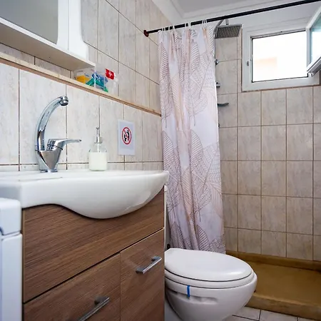 Spacious 2 Bd Detached House In Kefalonia W Patio بيت للعطل